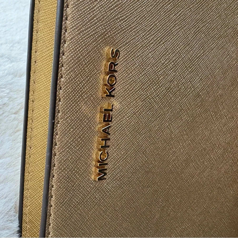 MICHAEL KORS Jet Set Travel  Leather Crossbody Authenticated